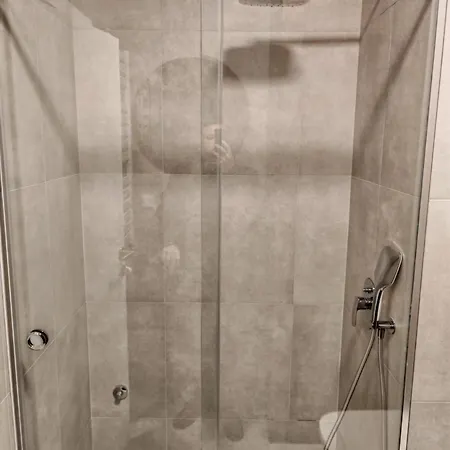 Planet Lux With Secured Parking In The Garage شقة